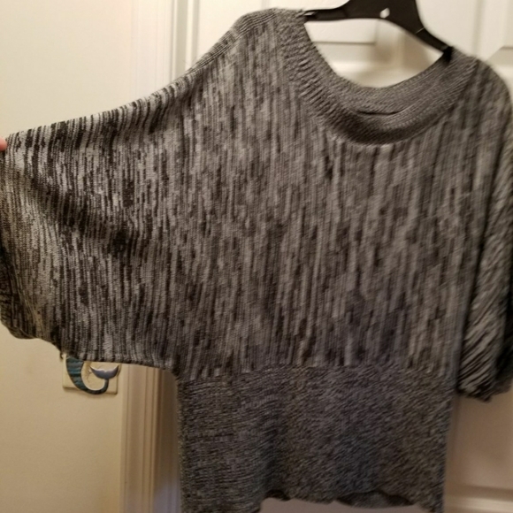 ♥️Lightweight sweater with butterfly winged sleeves♥️ - Picture 2 of 2